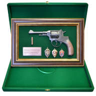 Панно настенное с пистолетом НАГАН со знаками ФСБ в подарочной коробке GT-18-332 - Панно настенное с пистолетом НАГАН со знаками ФСБ в подарочной коробке GT-18-332