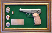 Панно настенное с пистолетом МАКАРОВ со знаками ФСБ в подарочной коробке GP-18-334
